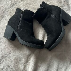 Black boots size 7
Ankle boots zip up
Lightly worn